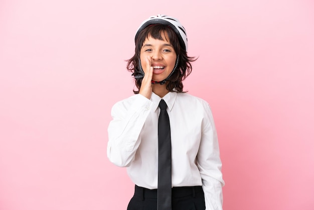 Personne de jeune fille avec un casque de vélo d'isolement sur le fond rose criant avec la bouche grande ouverte