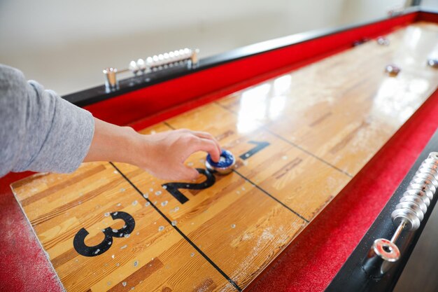 Une personne jouant au basket avec le numéro 3 sur la table.