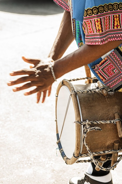 Photo une personne jouant d'un instrument traditionnel de la culture garifuna concept musical et traditions honduriennes