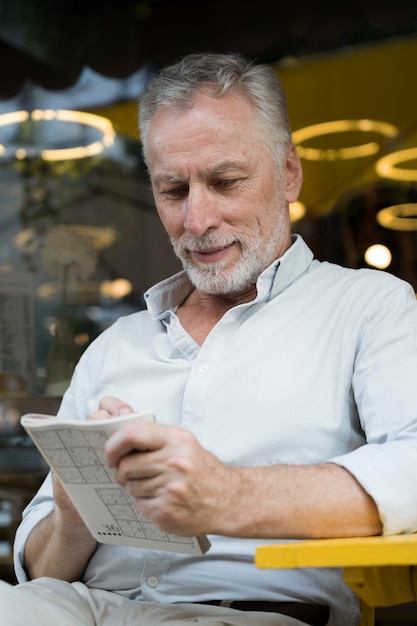 Photo personne jouant seule à un jeu de sudoku