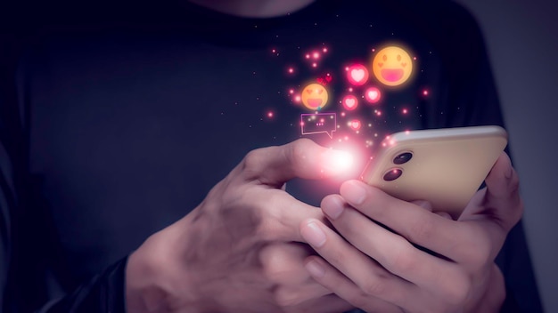 Personne joyeuse saint valentin Icône de la chaleur de l'amour envoyée aux amoureux ou à la famille et aux interactions des médias sociaux sur un ordinateur portable