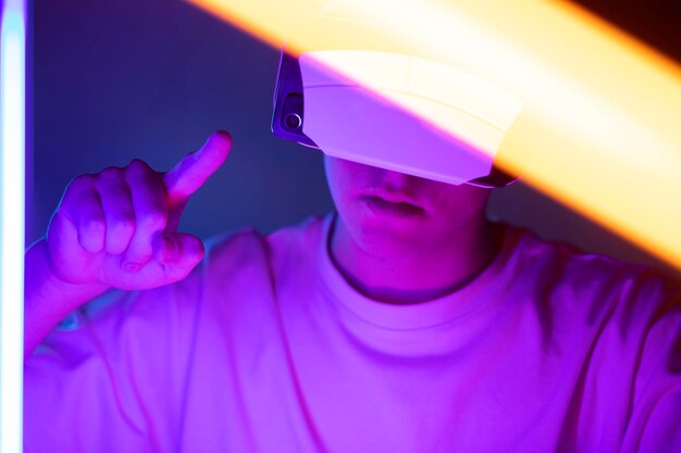 Personne avec des lunettes et des lumières de réalité virtuelle