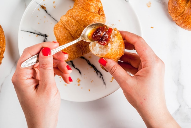 Personne mange un petit déjeuner continental fait maison