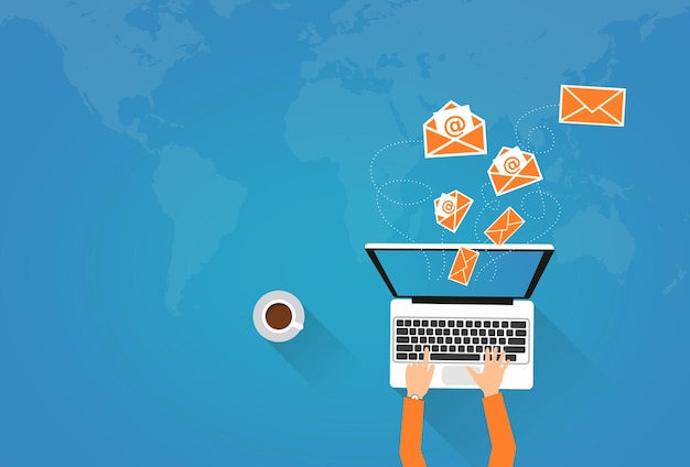 Personne de marketing par courrier électronique sur un ordinateur portable envoyant des enveloppes virtuelles