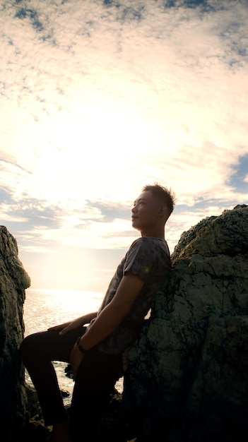 Cette personne et la mer le soir