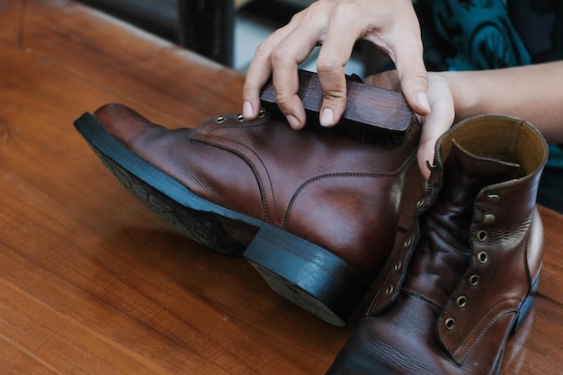 une personne met une paire de chaussures avec une paire de Chaussures