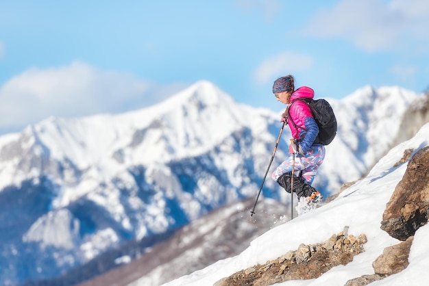 Photo personne sur une montagne enneigée contre le ciel