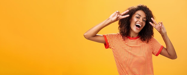 Photo personne ne va gâcher mon portrait d'humeur parfaite d'un modèle féminin à la peau foncée attrayant et optimiste heureux