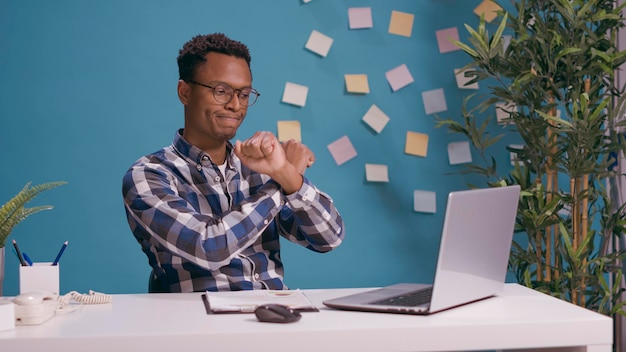 Personne négative croisant les bras et faisant un geste de rejet, refus publicitaire et désapprobation. Homme avec une attitude grossière montrant un symbole d'arrêt et de déni, se sentant stressé et sérieux.