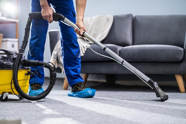 Personne Nettoyant Un Tapis Avec Un Aspirateur