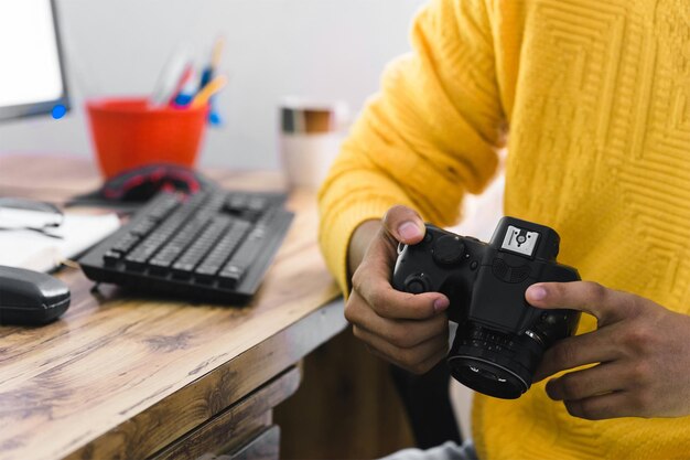 Photo une personne non reconnaissable tenant une caméra à la main