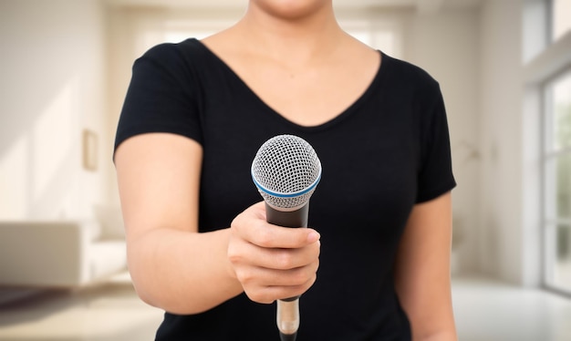 Personne non reconnue tenant un microphone