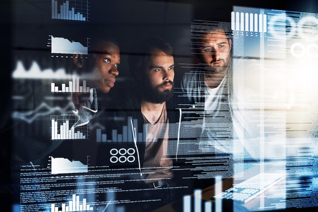 Personne et nuit avec l'ordinateur en superposition pour l'analyse ou les statistiques de développement futur au bureau Groupe de jeunes développeurs travaillant tard sur une technologie futuriste pour la programmation ou la recherche