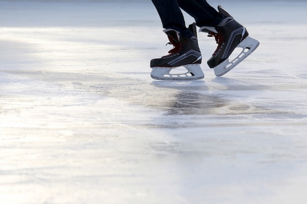 Personne de patinage à pied sur la patinoire