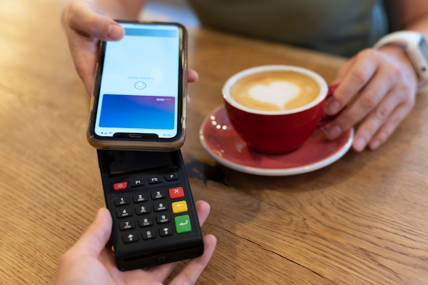 Personne payant avec son application de portefeuille pour smartphone