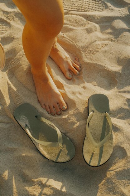 Photo une personne avec les pieds dans le sable.