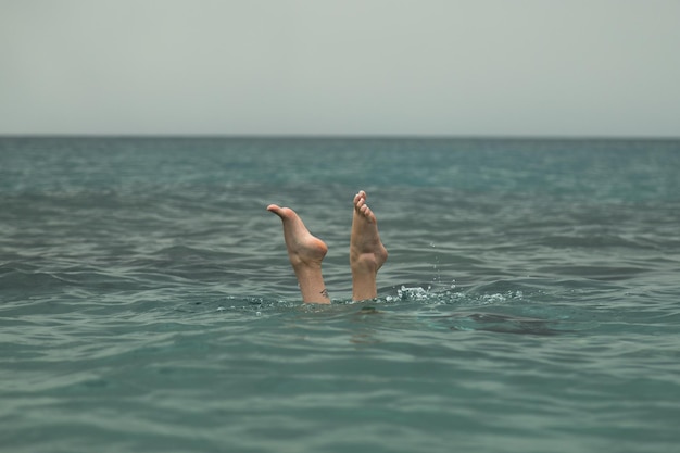 Personne plongeant dans la mer