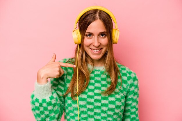 Personne pointant à la main vers un espace de copie de chemise fier et confiant