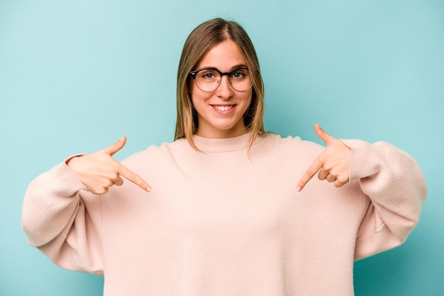 Personne pointant à la main vers un espace de copie de chemise fier et confiant