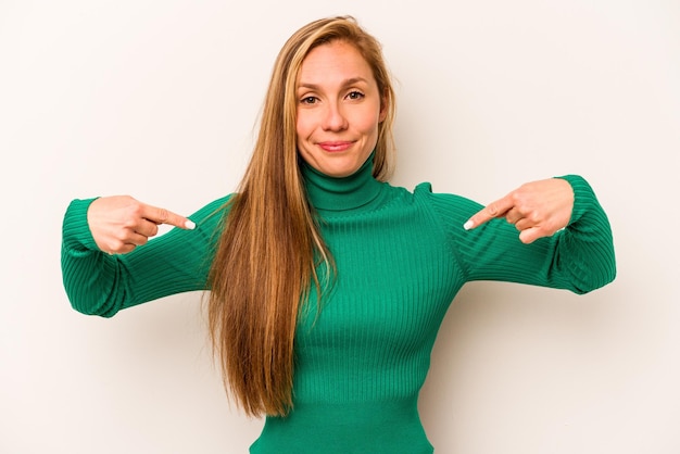 Personne pointant à la main vers un espace de copie de chemise fier et confiant