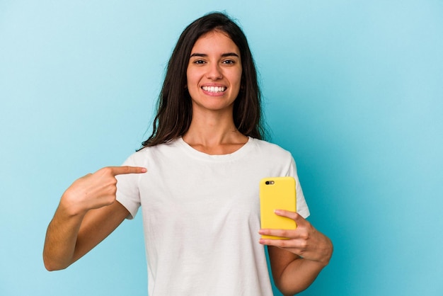 Personne pointant à la main vers un espace de copie de chemise fier et confiant