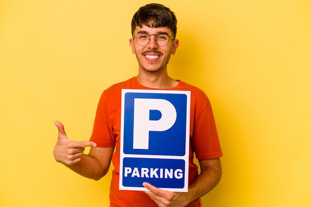 Personne pointant à la main vers un espace de copie de chemise fier et confiant