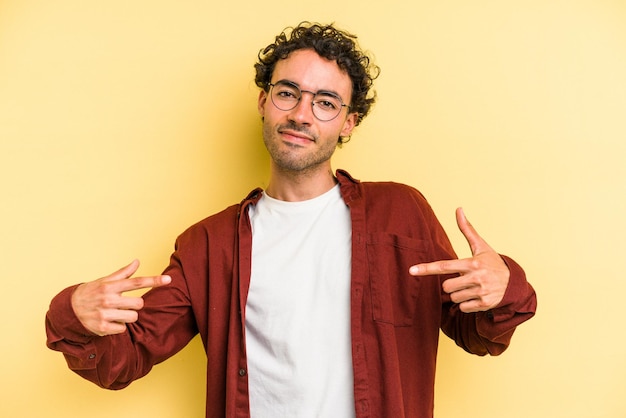 Personne pointant à la main vers un espace de copie de chemise fier et confiant