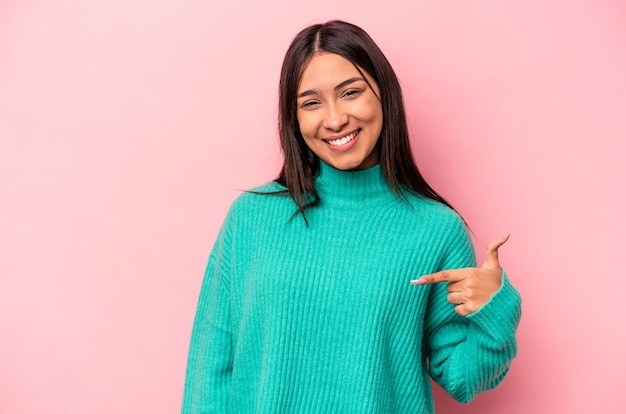 Personne pointant à la main vers un espace de copie de chemise fier et confiant