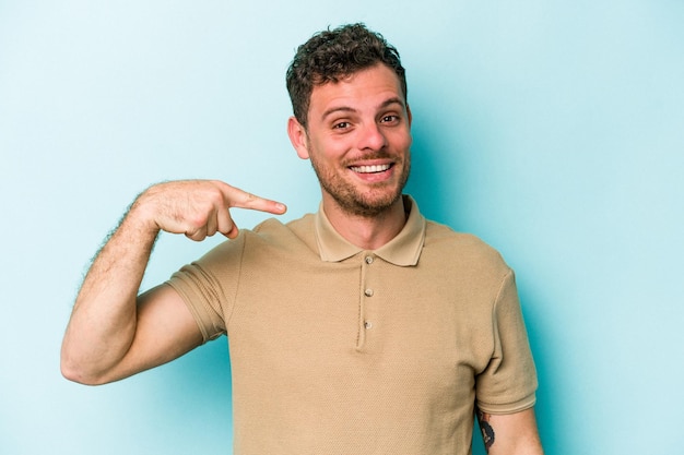 Personne pointant à la main vers un espace de copie de chemise fier et confiant