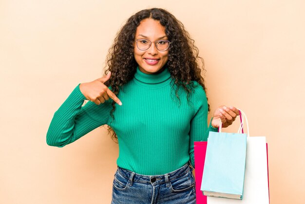 Personne pointant à la main vers un espace de copie de chemise fier et confiant