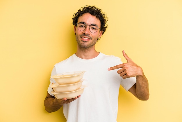 Personne pointant à la main vers un espace de copie de chemise fier et confiant