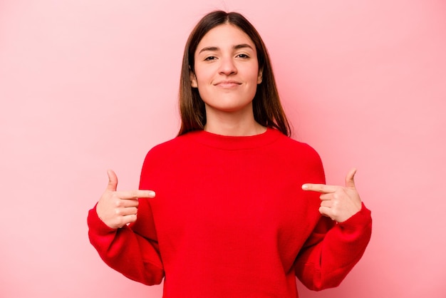 Personne pointant à la main vers un espace de copie de chemise fier et confiant