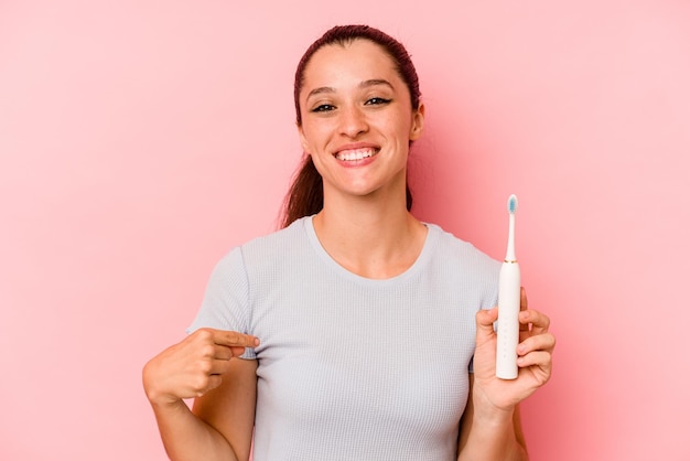 Personne pointant à la main vers un espace de copie de chemise fier et confiant