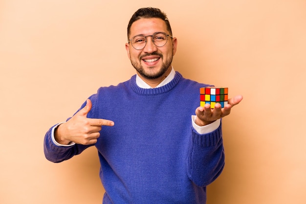 Personne pointant à la main vers un espace de copie de chemise fier et confiant