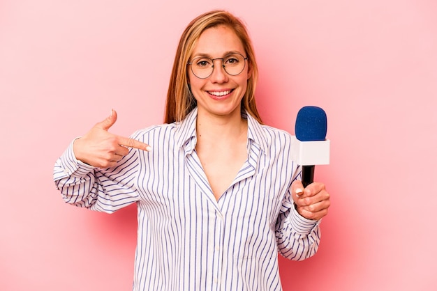 Personne pointant à la main vers un espace de copie de chemise fier et confiant