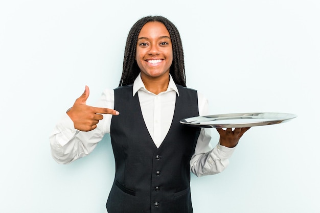 Photo personne pointant à la main vers un espace de copie de chemise fier et confiant