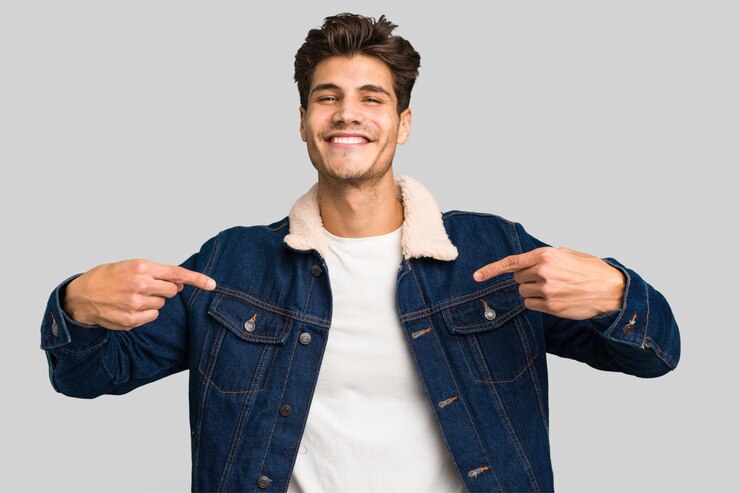 Photo personne pointant à la main vers un espace de copie de chemise fier et confiant