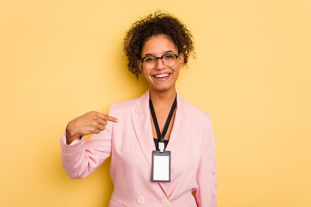 Photo personne pointant à la main vers un espace de copie de chemise fier et confiant