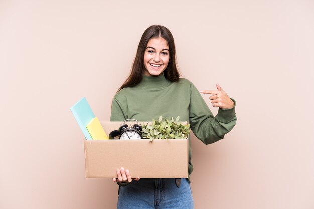 personne pointant à la main vers un espace de copie de chemise, fier et confiant