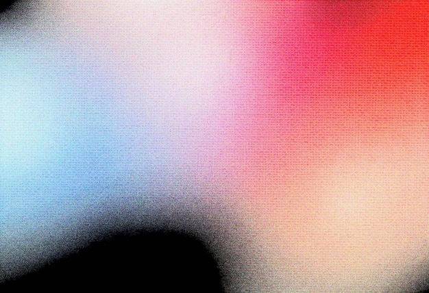 une personne portant une chemise rouge et bleue