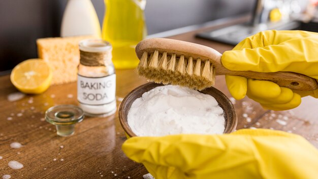 Photo personne portant des gants de protection à l'aide de bicarbonate de soude