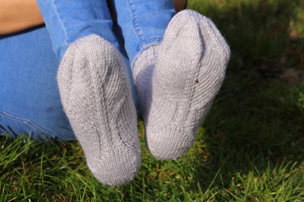 une personne portant une paire de chaussettes qui a un jean bleu sur les pieds