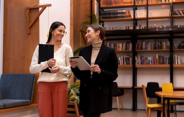 Photo personne prenant une pause de son travail au bureau