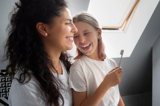 Photo personne prenant soin de l'hygiène des dents