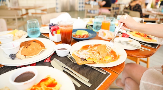 Une personne prenant son petit-déjeuner dans un restaurant