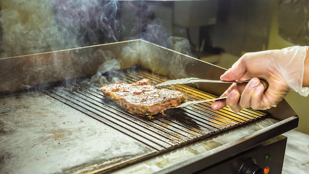Personne préparant de la nourriture sur un barbecue
