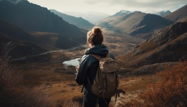 Une personne profitant d'une randonnée ou d'une activité de plein air