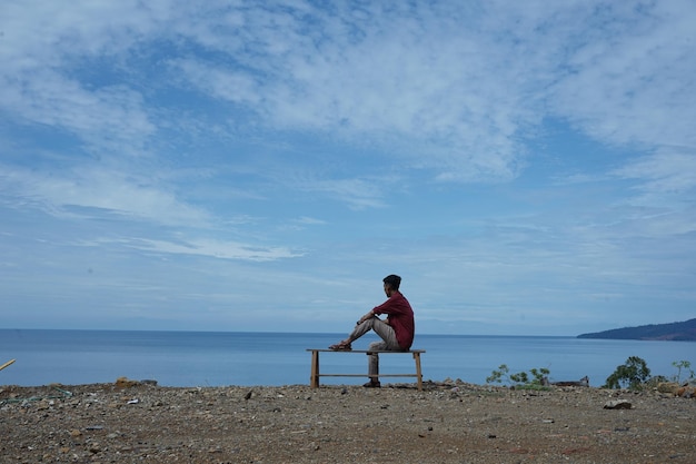 Une personne profitant de la vue sur la nature au bord de la mer