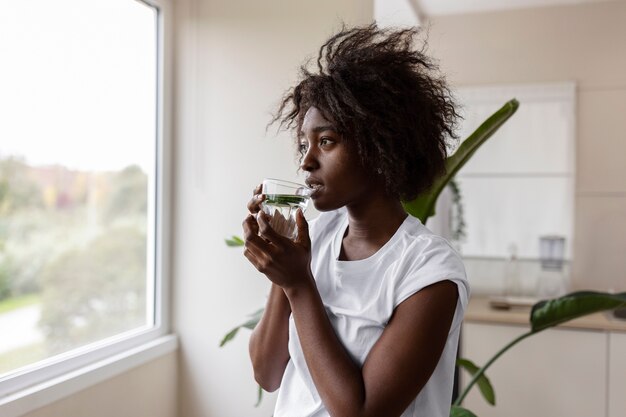 Personne qui boit de l'eau pour s'hydrater