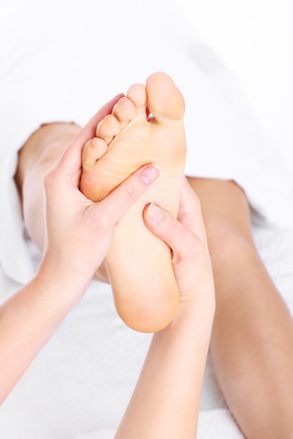 une personne qui fait un massage des pieds